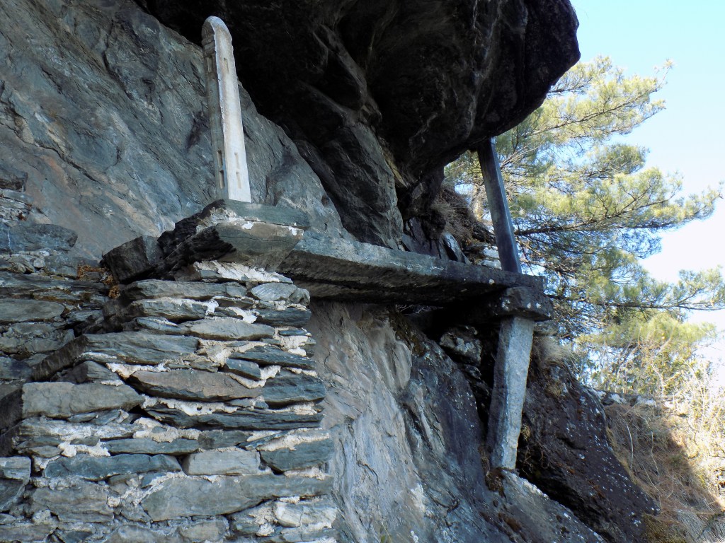 The bridge to cross the cliff to the cave...